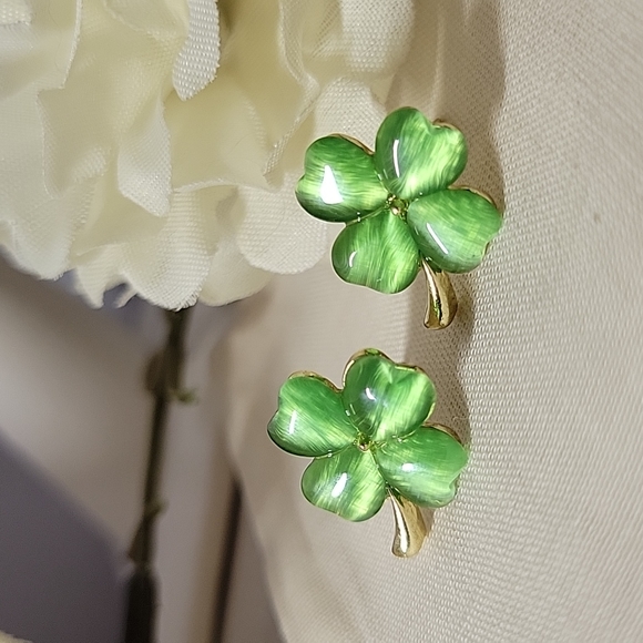 Pearlescent Clover Stud Earrings, 925 Silver - Picture 7 of 11